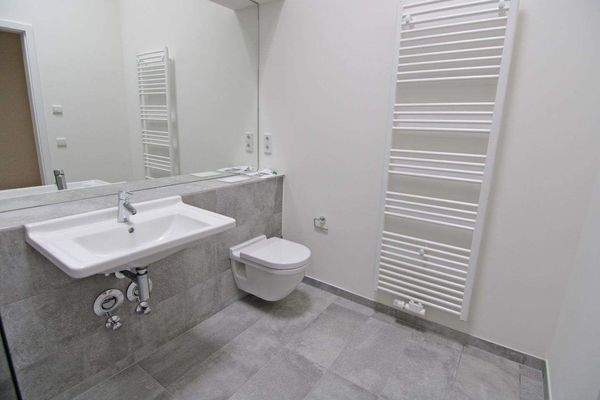 Elegantes Duschbad mit Fenster