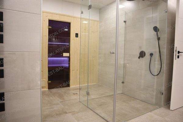 Dusche und finnische Sauna