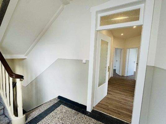 Zugang zur schönen Wohnung mit Balkon im 1. OG