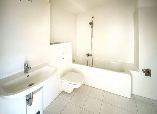 Bad mit Wanne und WM-Anschluss