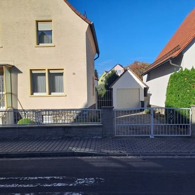 Hofeinfahrt und Garage.jpg