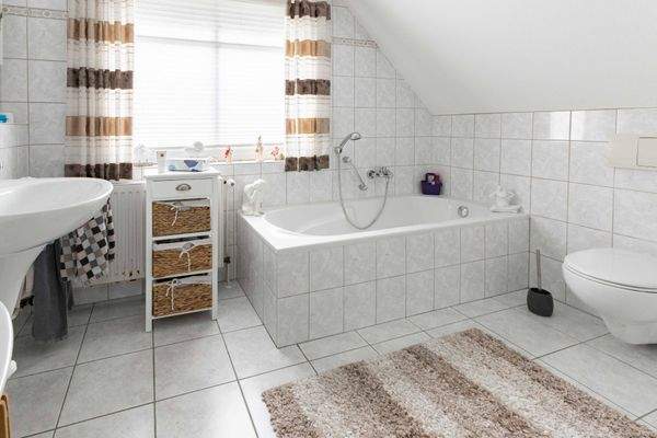 Tageslichtbad mit Badewanne und Dusche – komfortabel ausgestattet