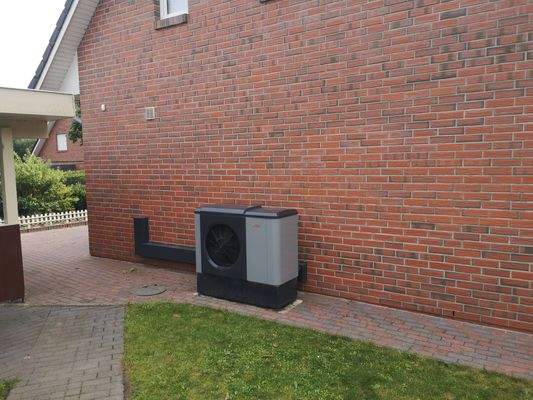 Wärmepumpe an Ziegelwand