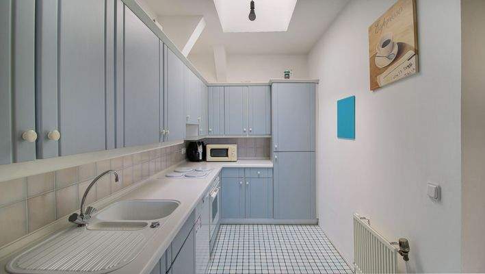 Einbauküche mit Dachfenster