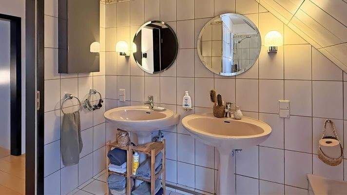 Badezimmer (Dachgeschoss)