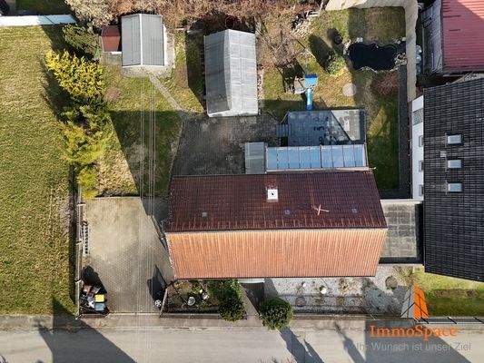 Blick von oben auf das Haus und das Grundstück