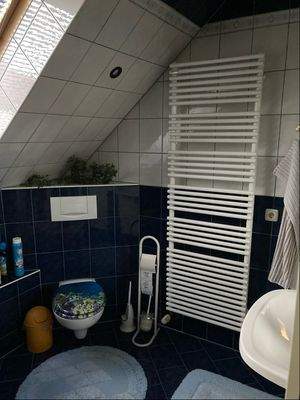 Bad / Sanitärbereich mit Wanne, DU, WC und Waschtisch - Obergeschoss Nebenwohnung
