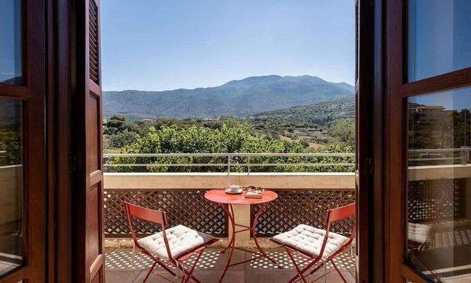 Kreta, Kournas: Luxuriöse Steinvilla mit Meer- und Bergblick