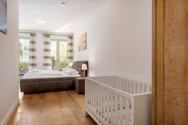 Ruhig und geschützt: Schlafzimmer 1 mit südlichem 