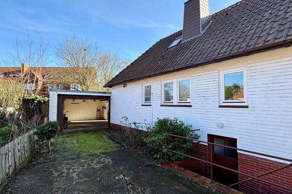 Blick Richtung Garage und Haus.