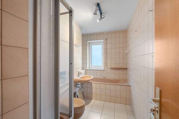 Funktionales Bad mit Dusche und Badewanne