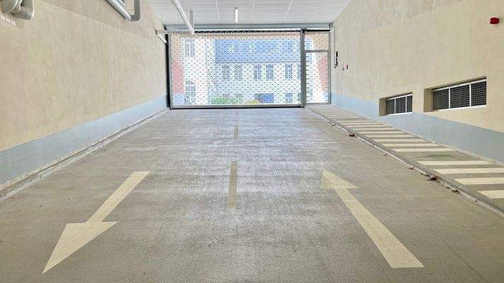 Breite Tiefgaragen Ein+Ausfahrt