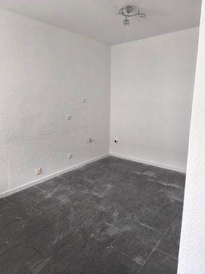 Leeres Zimmer mit Fliesenboden
