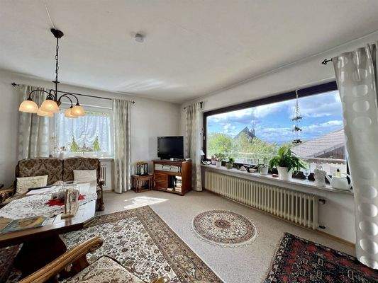 Heller Wohnbereich mit großer Fensterfront EG