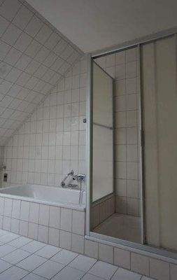 Badezimmer mit Wanne und großer Dusche