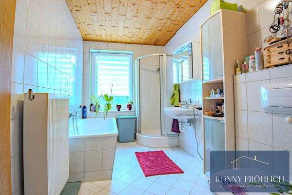 Bad mit Wanne + Dusche