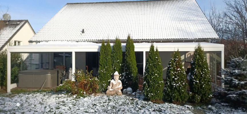Hausansicht Garten mit Terrasse Winter.png