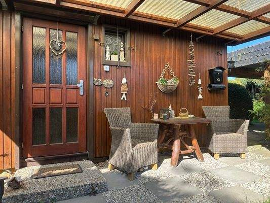 Überdachte Terrasse am Hauseingang