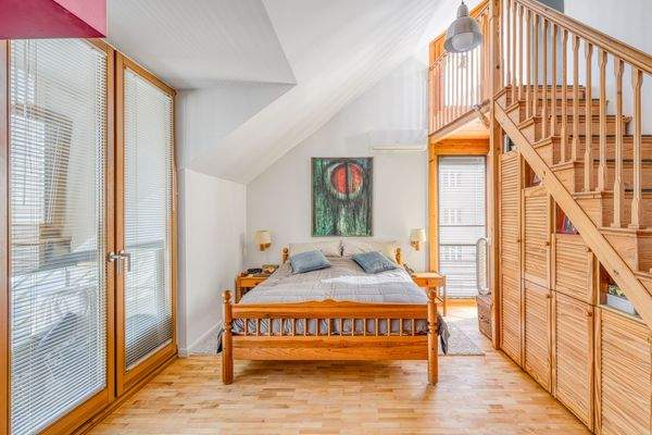 Schlafzimmer mit Bad En-Suite und Ankleide im 2.OG 