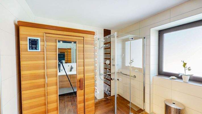 Badezimmer mit Infrarotkabine