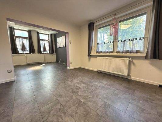 weiteres großzügiges Zimmer im Erdgeschoss