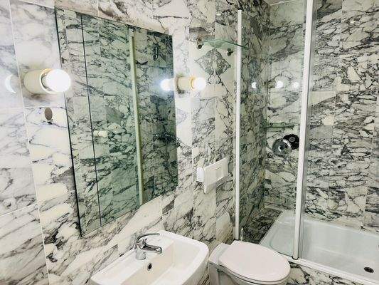 Badezimmer mit Dusche