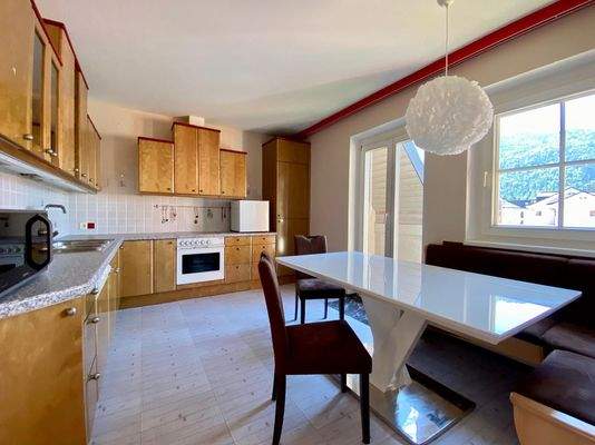große Küche mit gemütlichen Essplatz und Ausganz zum Balkon