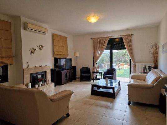 Kreta, Chersonisos: Große Villa am Dorfrand zu verkaufen