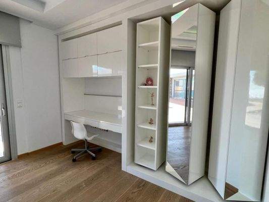 Einzigartige Villa am Meer mit Innenpool, Gärten und Gästehaus