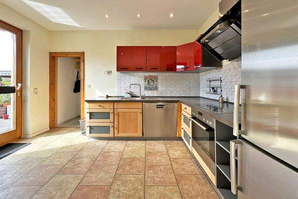 Einbauküche mit Vorratskammer