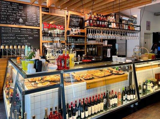 Großzügiger Barbereich