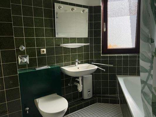 Gepflegtes Bad mit Wanne