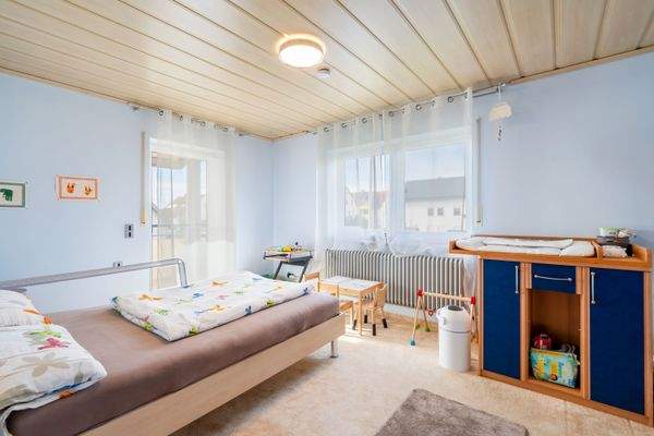 Kinderzimmer mit Westbalkon