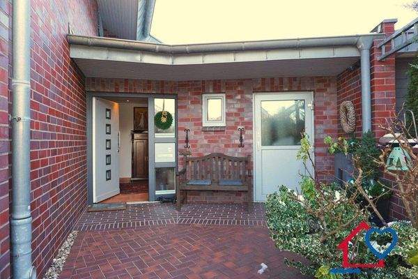 Eingangsbereich außen.JPG