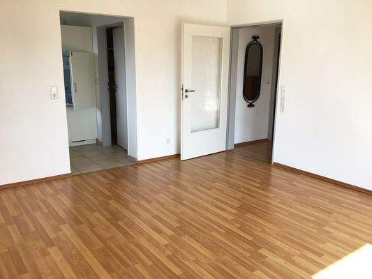 Das Wohnzimmer mit Zugang zur Küche