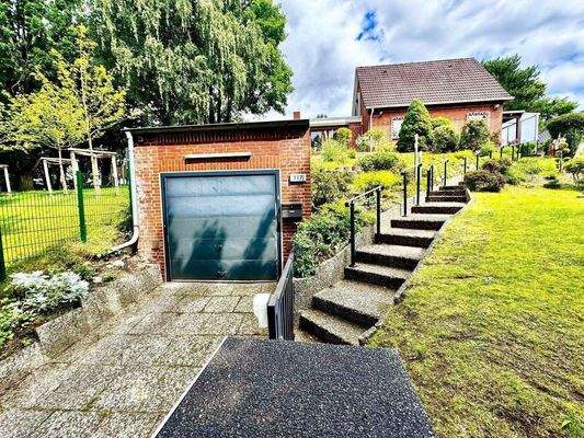 Ansicht von der Straße (Garage)