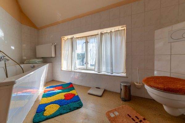 OG Tageslichtbadezimmer (Wanne/ WC)