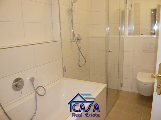 Bad mit Wanne und Dusche