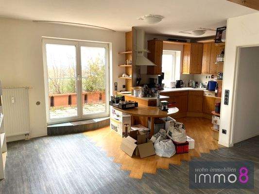 Heller Koch-/Essbereich mit Zugang zur Dachterrasse