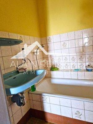 Bad mit Fenster und Wanne