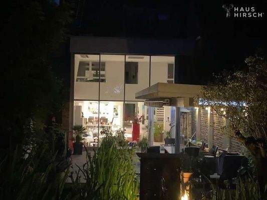 Rückansicht bei Nacht