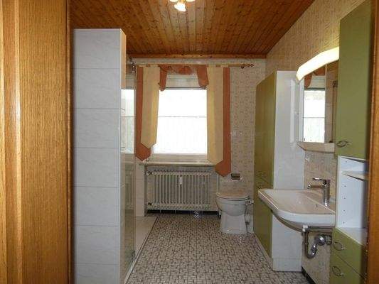 Bad mit großer begehbarer Dusche