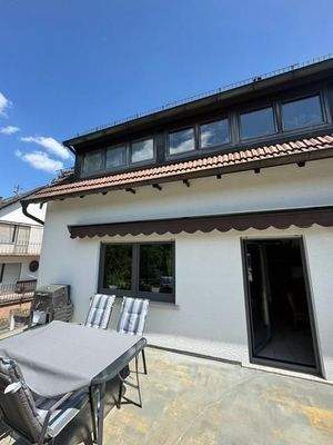 38 Terrasse und Straßenansicht