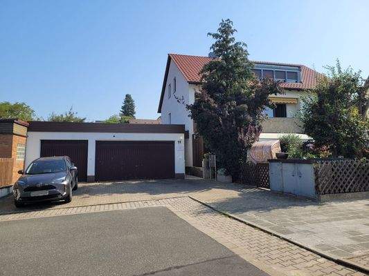 Objektansicht mit Garagen