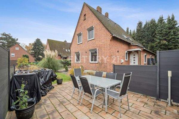 Straßenansicht und Terrasse