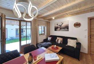 urgemütlicher Ess- und Wohnbereich im typisch alpenländischen Stil