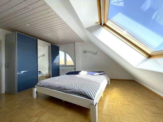 Schlaf-/Arbeitszimmer mit Ausziehtreppe zum Speich