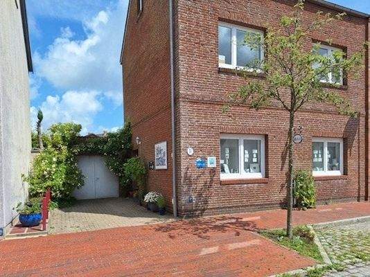 Außenansicht mit PKW-Stellplatz