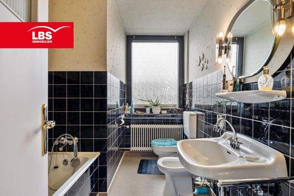 Tageslichtbad mit Duschwanne und Bidet