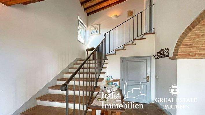 Typisches Bauernhaus mit Swimmingpool, Nebengebäude, Garten mit Olivenhain in Ortsnähe